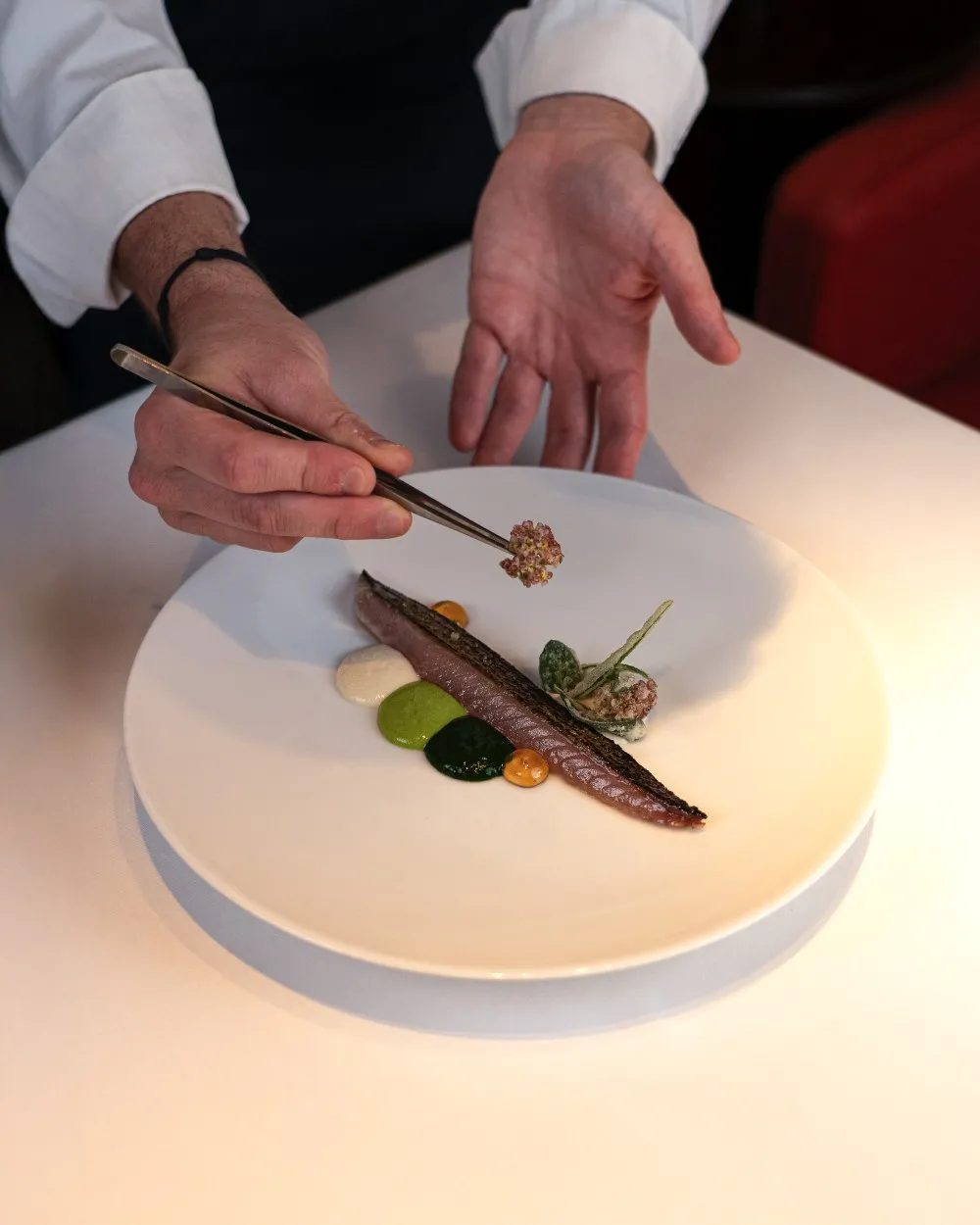 Hôtel La Ponche — plating a dish
